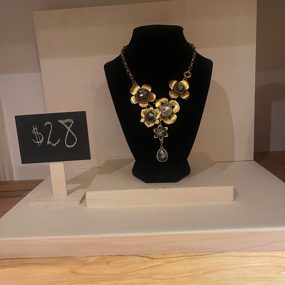 FLORAL STATEMENT NECKLACE